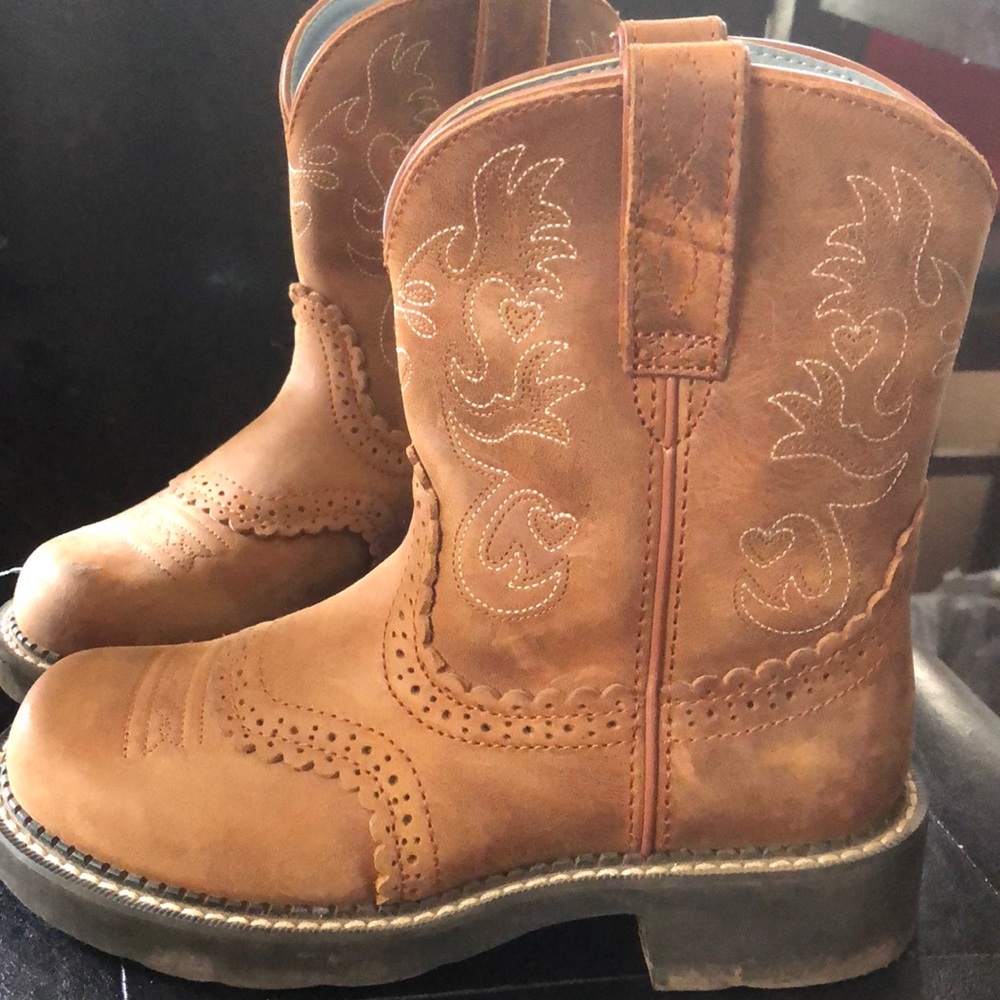 Ariat round toe boots